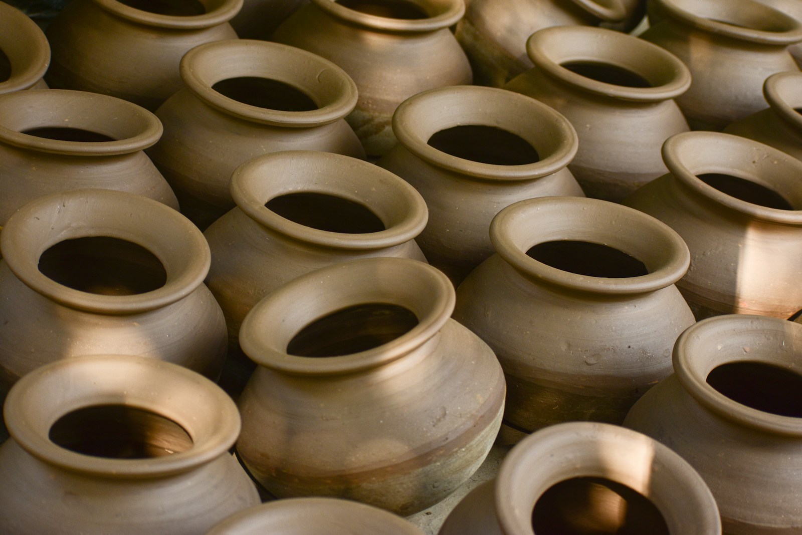 A bunch of vases that are sitting on a table